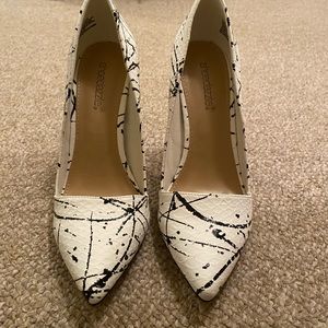 Shoedazzle size 9 white splatter heels. NWOT